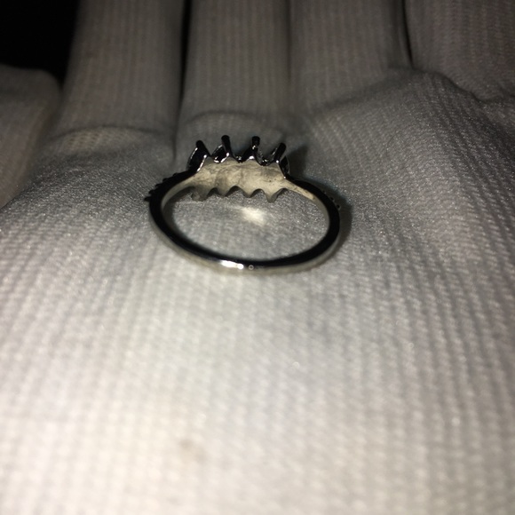 ANGLE DIAMOND RING - Picture 4 of 12